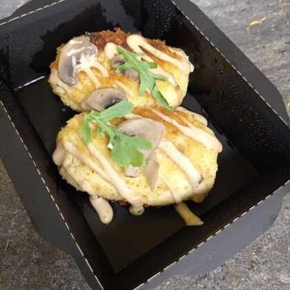 Зразы картофельные с мясной начинкой с грибным соусом