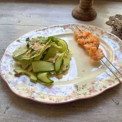 Салат с креветками и соусом из кинзы