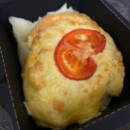 Свинина запеченная под сырной шапочкой с помидором с пюре