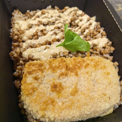Мясные зразы с шампиньонами и сыром с грибным соусом с гречей