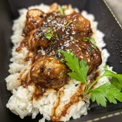 Мясные фрикадельки в соусе барбекю-кола с зеленым луком и пюре