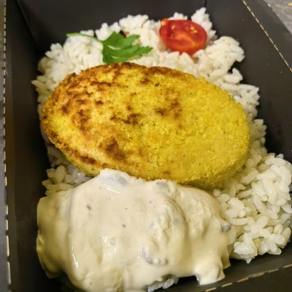 Куриная котлета с рисом и сливочно-грибным соусом