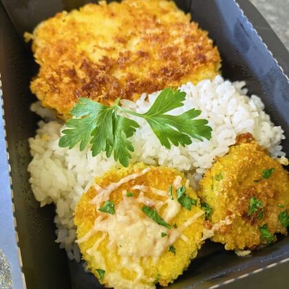 Треска в сырной панировке с рисом и овощами с соусом цезарь