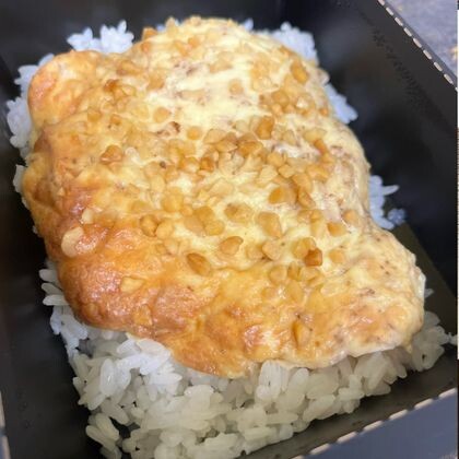 Куриное филе под сырно-ореховой шапочкой с рисом