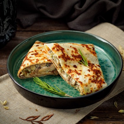 Блины с курицей , грибами и зеленью