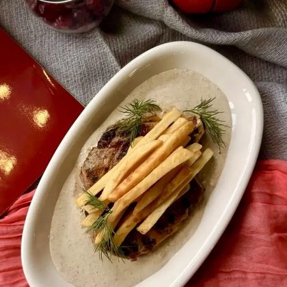 *Свиная корейка с перечным соусом с картофелем фри