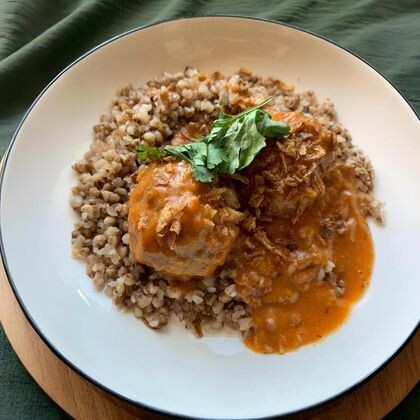 Мясные шарики в томатном соусе с гречкой