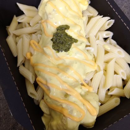 Куриное филе в сырном соусе с песто с макаронами