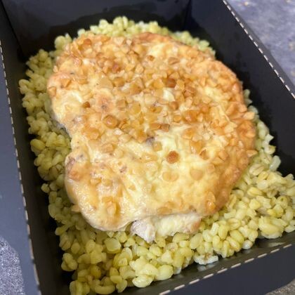 Куриное филе под сырно-ореховой шапочкой с булгуром