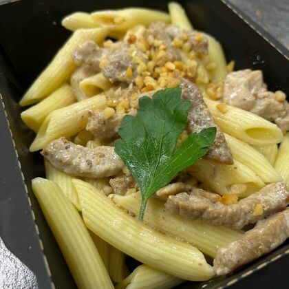 Свинина в сливочно-ореховом соусе с макаронами