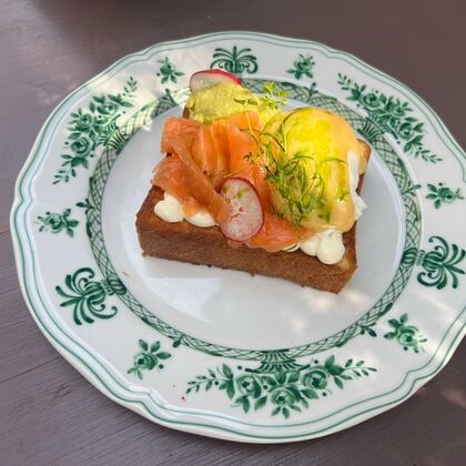 Бриошь с лососем, яйцом пашот, гуакамоле и голландским соусом