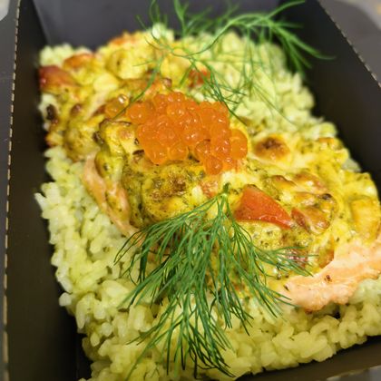 Филе лосося с овощами и рисом в соусе песто