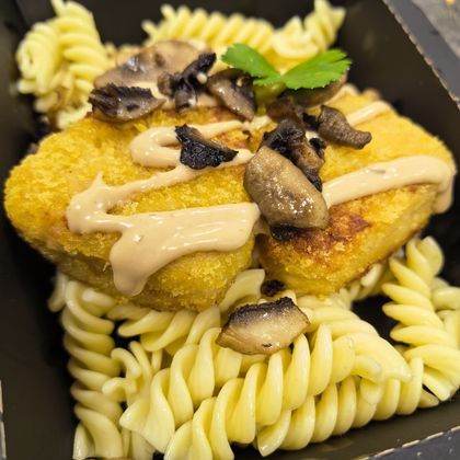 Куриные уголки с шампиньонами в грибном соусе с макаронами