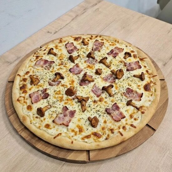 Пицца с лисичками и беконом