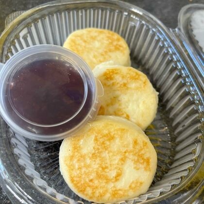 Сырники с черничным джемом