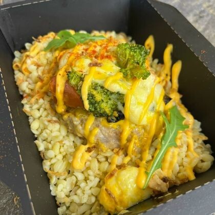 Мясная котлета с запеченными овощами и булгуром в соусе чеддер