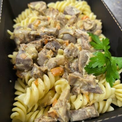 Желудочки индейки в сметанном соусе с макаронами