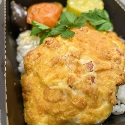 Запеченное куриное филе под моцареллой с беконом с рисом и запеченными овощами