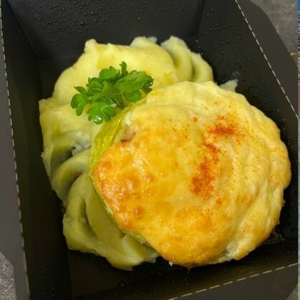 Запеченный сезонный кабачок с мясной начинкой под моцареллой с пюре