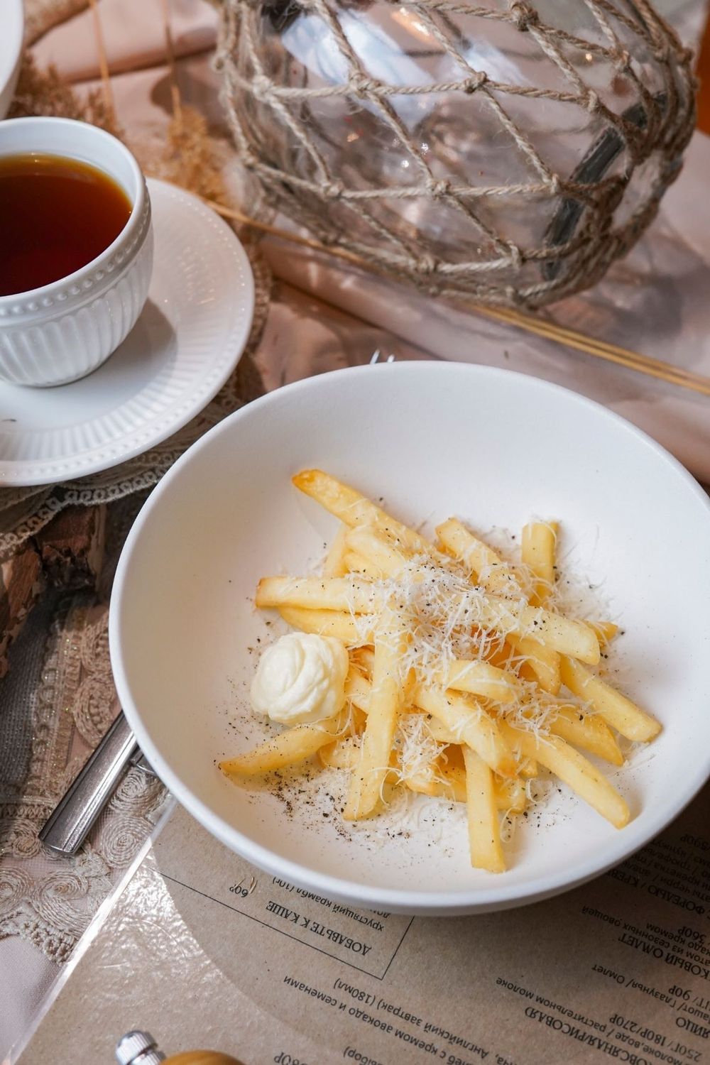 Картофель фри с трюфельным соусом и пармезаном