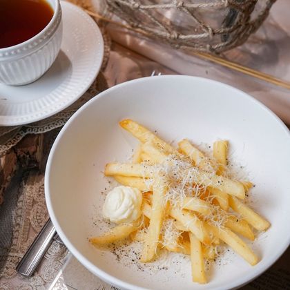 Картофель фри с трюфельным соусом и пармезаном
