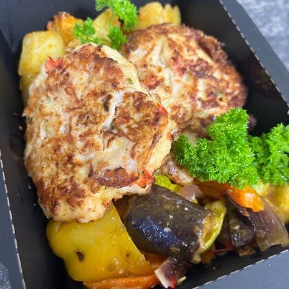 Рубленные куриные колеты с кабачком и печеными овощами