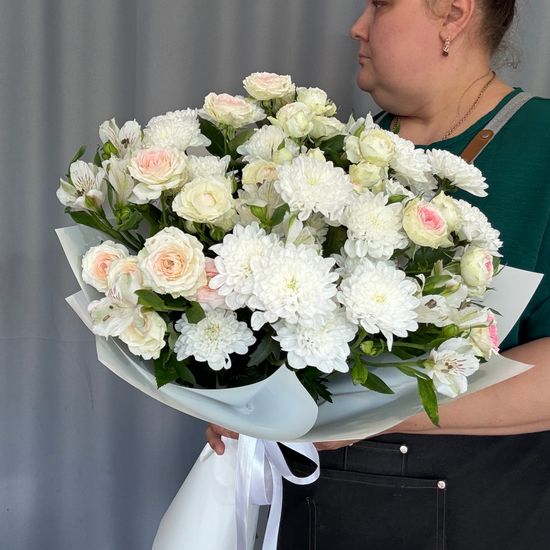Букет кустовых роз хризантем и альстрромерий