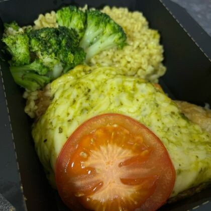 Треска под сыром моцарелла и соусом песто с гарниром из булгура и брокколи.