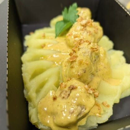 Мясные фрикадельки в соусе карри с кокосовым молоком с пюре