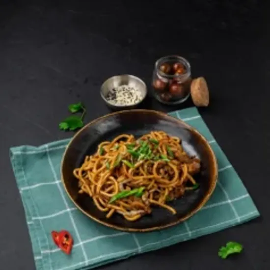 Жареная лапша с курицей