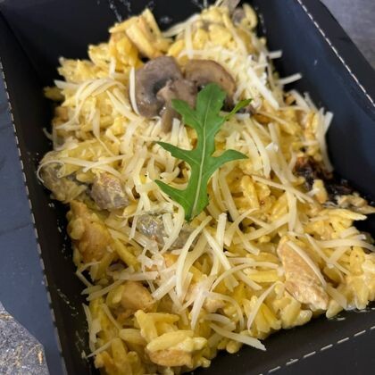 Орзо с курицей, грибами и вялеными томатами в сливочном соусе