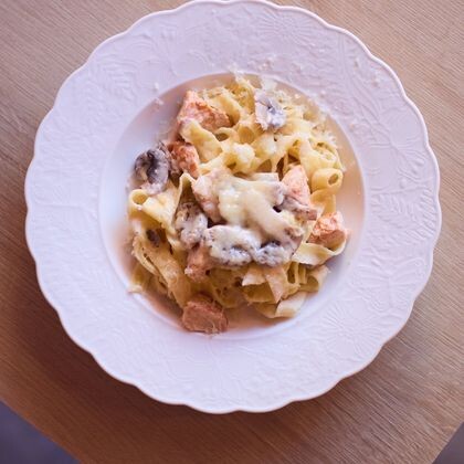 Паста с шампиньонами и цыпленком