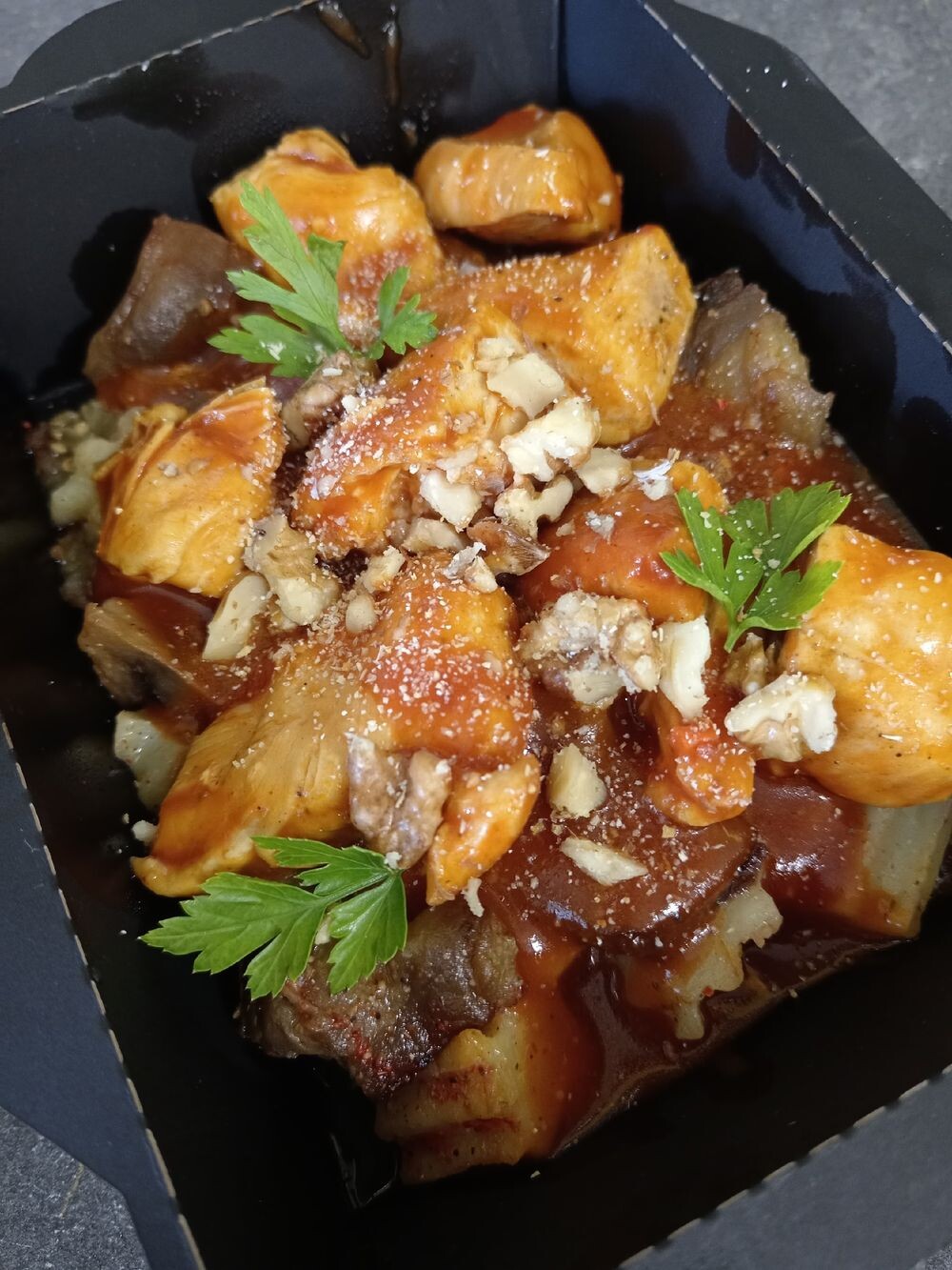 Цыплёнок по-кавказки в томатном соусе с овощами и грецкими орехами