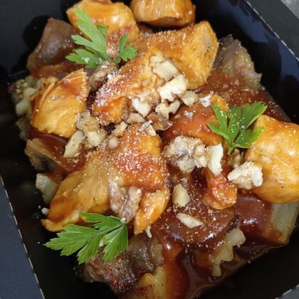 Цыплёнок по-кавказки в томатном соусе с овощами и грецкими орехами