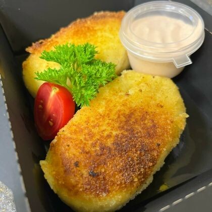 Картофельные зразы с мясной начинкой и подкопченной сметаной