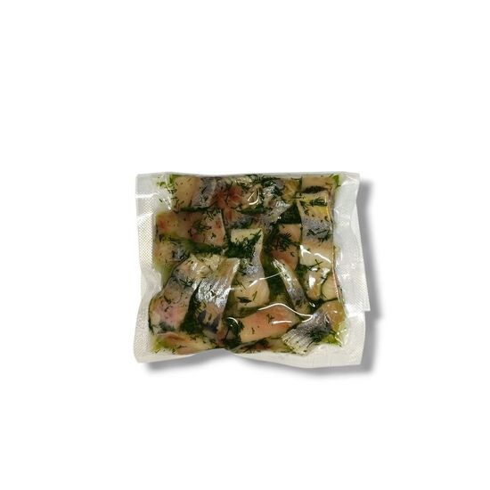 Кусочки сельди в масле с укропом