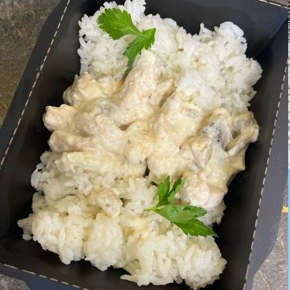 Куриная грудка в сливочно-чесночном соусе с рисом