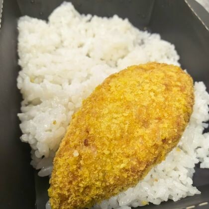 Куриная котлета с маслом и зеленью с рисом