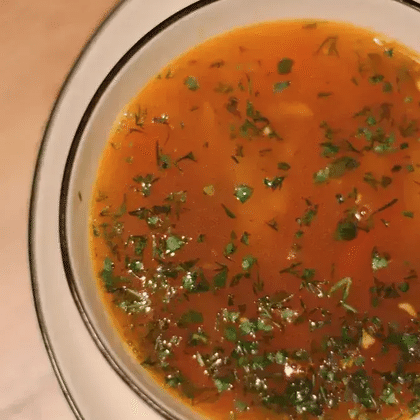 Щи с курицей, сметаной и зеленью