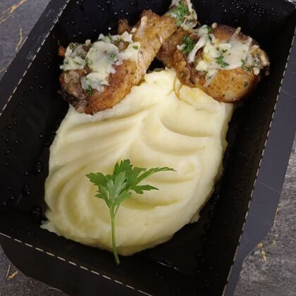Запечённая куриная голень с зеленью с пюре