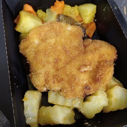 Куриный шницель с печеным картофелем и овощами