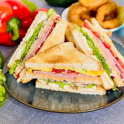 Сэндвич с копчёной куриной грудкой