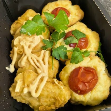 Запеченные кабачки под моцареллой с куриными наггетсами в соусе бургер