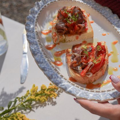 Брускетта с ростбифом, печеным перцем и крем фетой