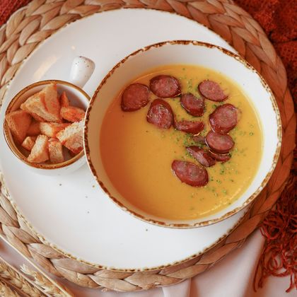 Гороховый крем суп с копчёными колбасками и гренками