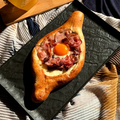 *Хачапури по-аджарски с беконом и грибами