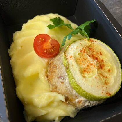 Паровая котлета из индейки с кабачком с пюре
