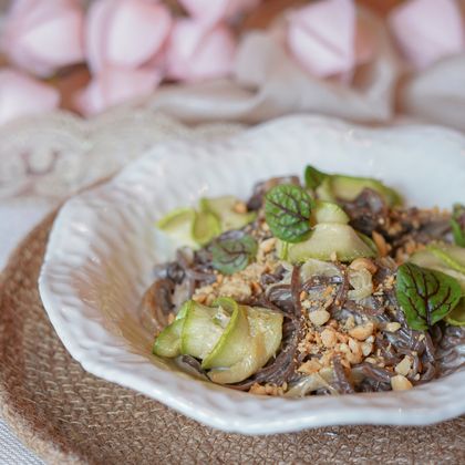 Соба с цукини, грибами и орехами
