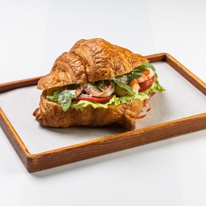 Круассан с креветками