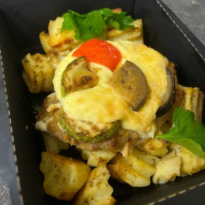 Мясное гнездо с овощами под сырной шапочкой с печеным картофелем